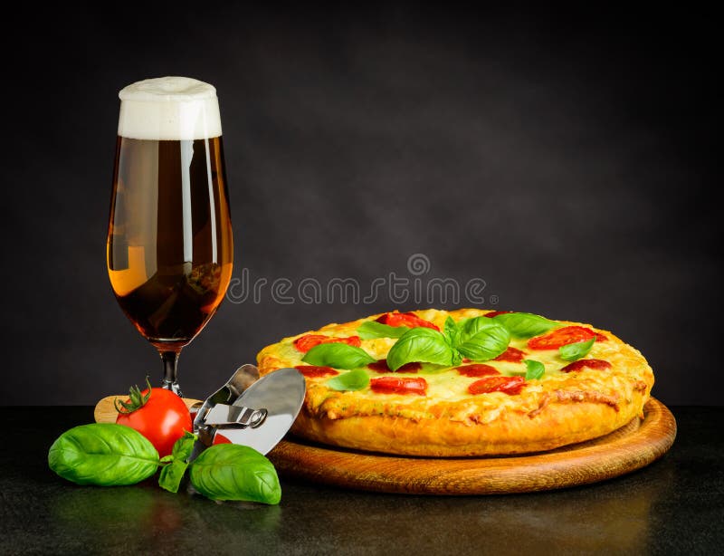 Birra e pizza immagine stock. Immagine di legno, alimento 92162779