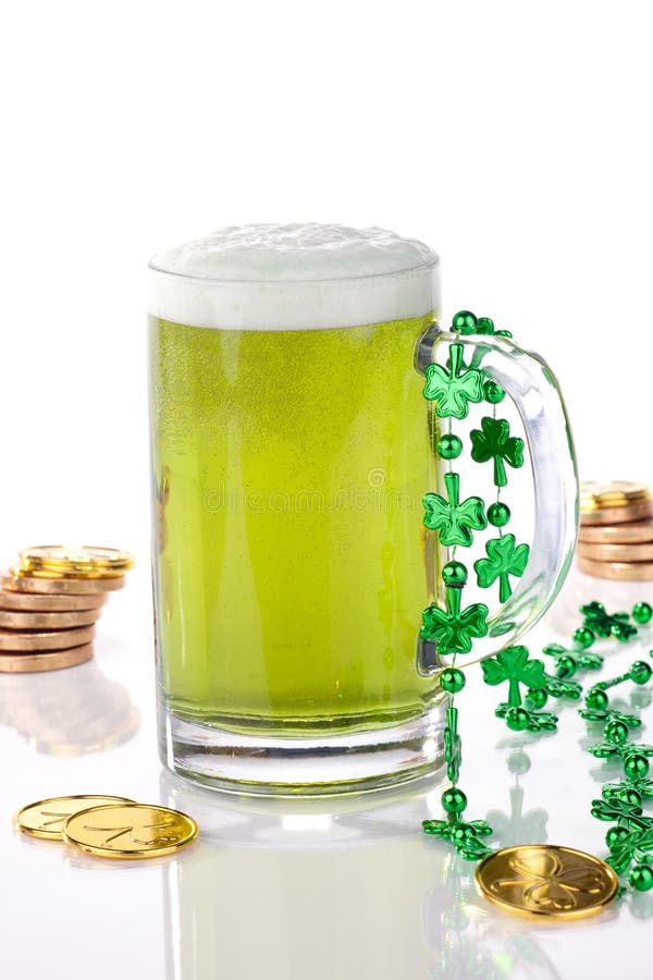 Birra verde per il giorno della st Patrick fotografie stock Birra verde per il giorno della st Patrick fotografie stock