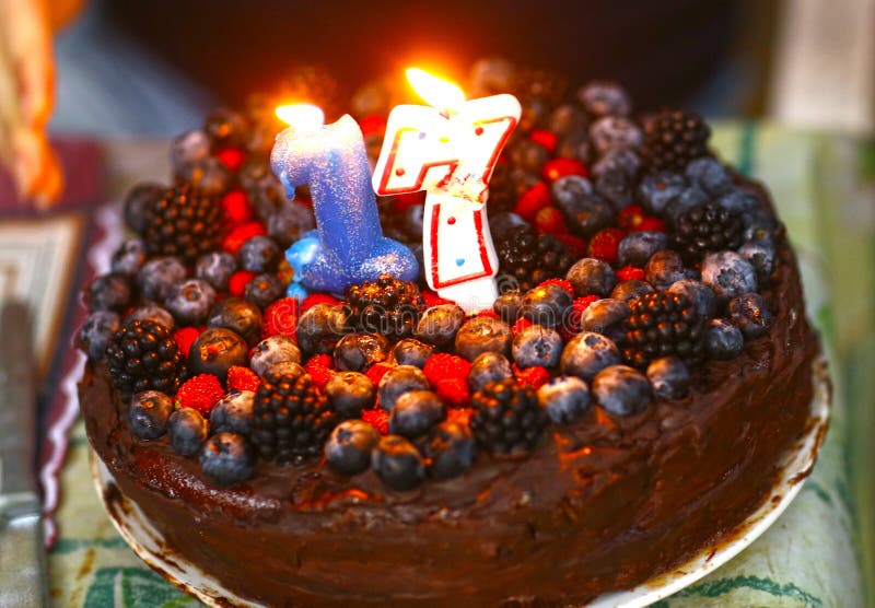 Pastel de cumpleanos 17 viejo hecho a miseria manteca arándano crema de cerca incendio vela Datos numéricos.