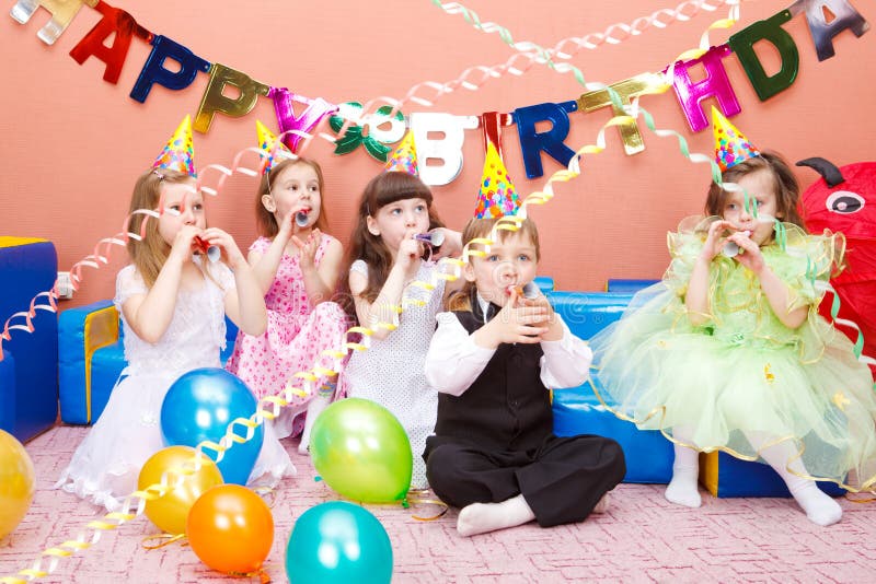 Grupo de jardín de infancia fiesta rollos de pan.