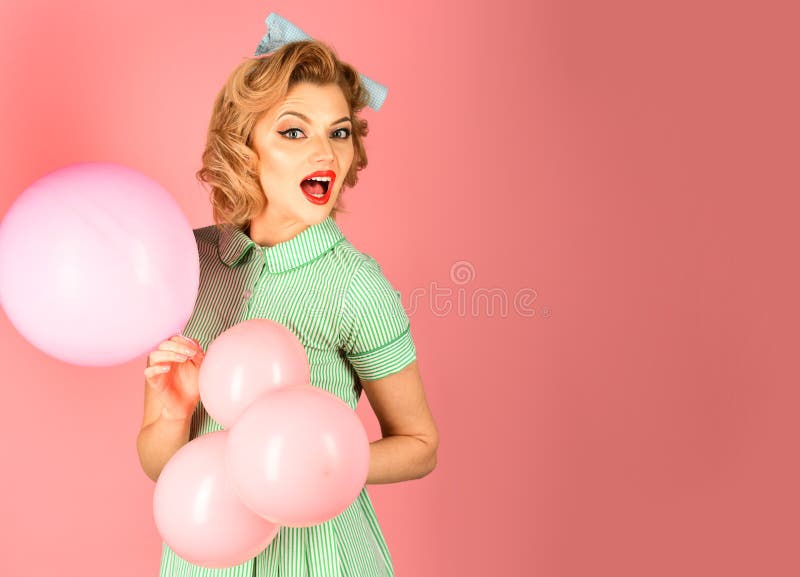 Pin Up Femme En Ballons, Anniversaire. Femme Rétro Avec Des Ballons De  Fête, Célébration. Fille Blonde Sexy Avec Maquillage Rétro Tenir Des Ballons.  Anniversaire, Vintage, Pin-up, Célébration. Beauté Et Mode, Vintage. Banque