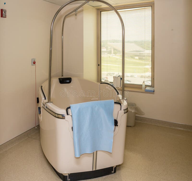 Birthing λίμνη για τη γέννηση νερού στο θάλαμο μητρότητας νοσοκομείων στοκ εικόνες με δικαίωμα ελεύθερης χρήσης Birthing λίμνη για τη γέννηση νερού στο θάλαμο μητρότητας νοσοκομείων στοκ εικόνες με δικαίωμα ελεύθερης χρήσης