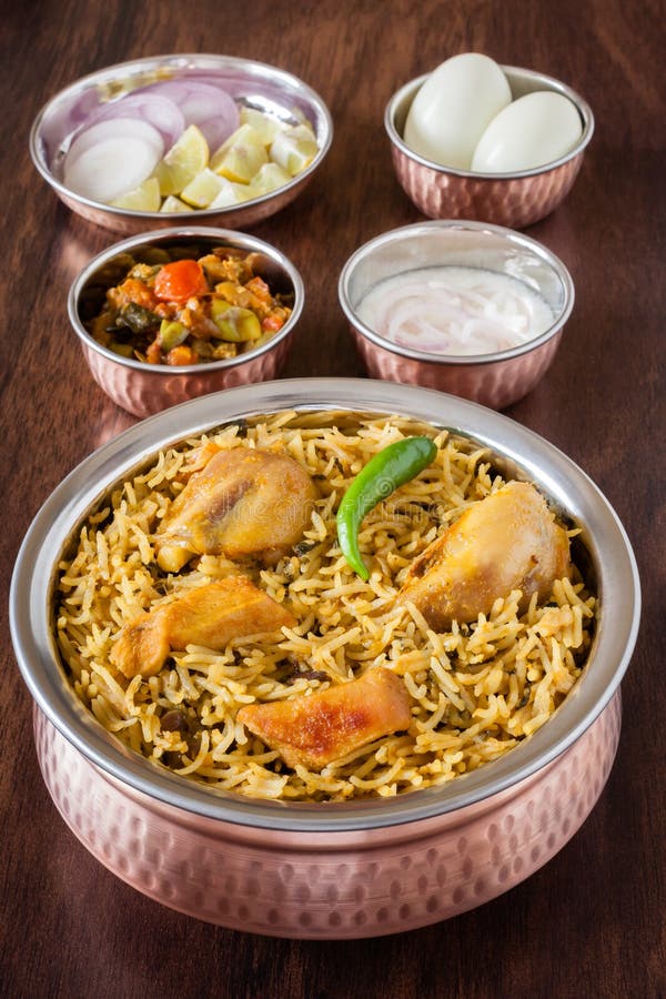 Biryani da galinha com lados tradicionais fotografia de stock Biryani da galinha com lados tradicionais fotografia de stock