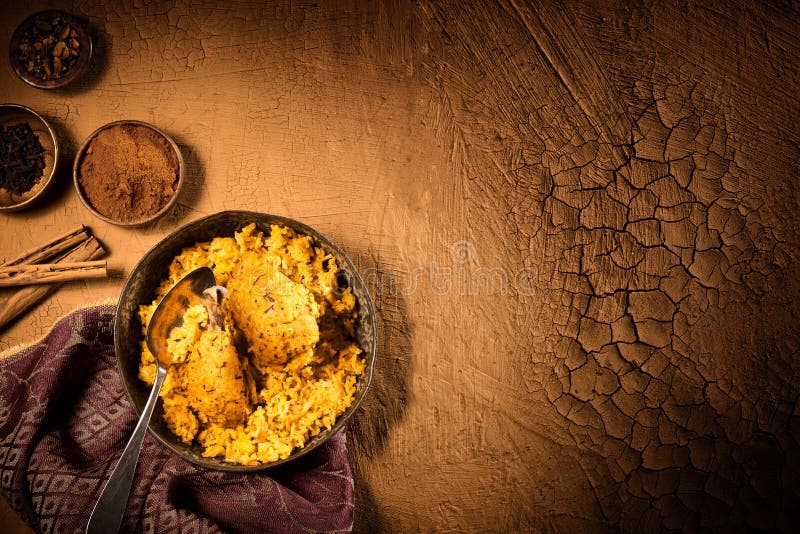 Biryani surrado da galinha na tabela com espaço da cópia fotos de stock royalty free Biryani surrado da galinha na tabela com espaço da cópia fotos de stock royalty free