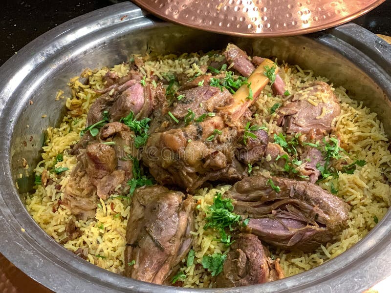 Biryani και αρνί ρυζιού - ένα παραδοσιακό αραβικό mandi πιάτων, haneeth, madfoon στοκ φωτογραφίες Biryani και αρνί ρυζιού - ένα παραδοσιακό αραβικό mandi πιάτων, haneeth, madfoon στοκ φωτογραφίες