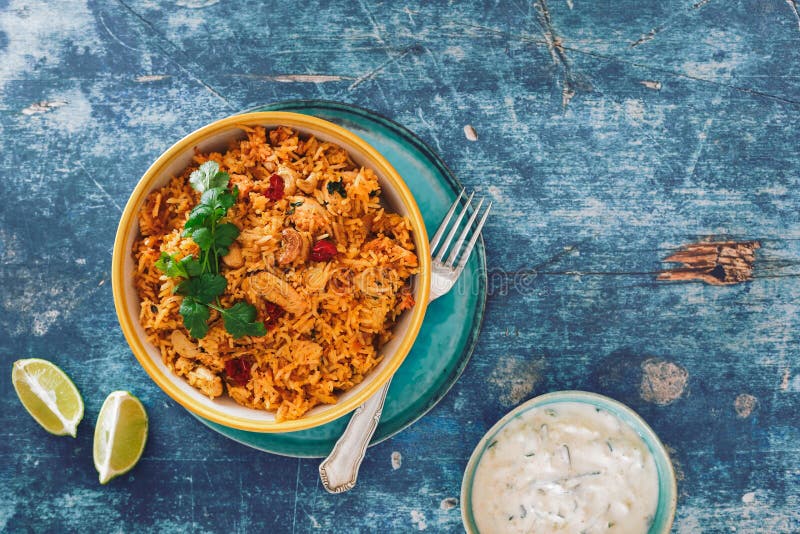 Biryani κοτόπουλου Hyderabadi στον αγροτικό πίνακα στοκ φωτογραφίες με δικαίωμα ελεύθερης χρήσης