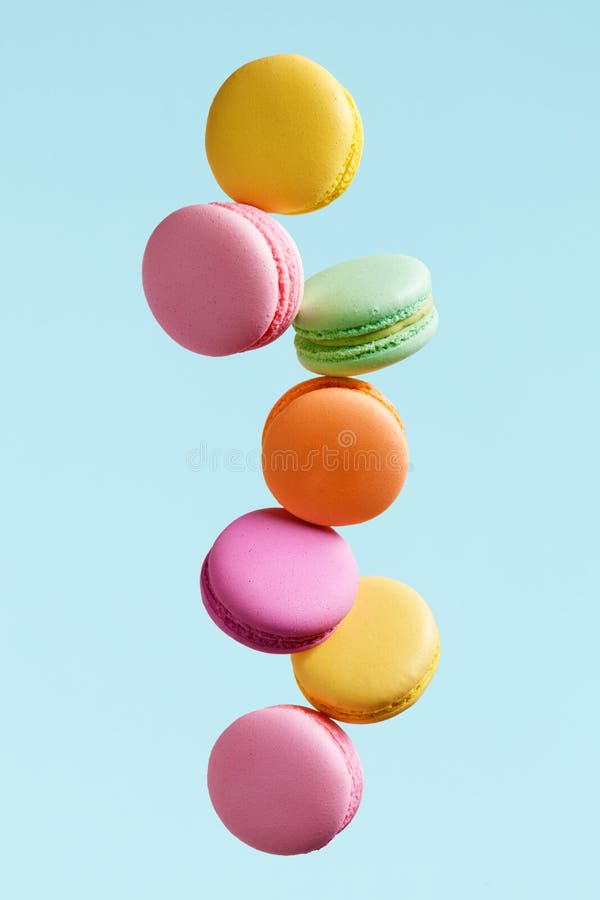Biscoito de Macaron Voo colorido dos bolinhos de amêndoa fotos de stock royalty free