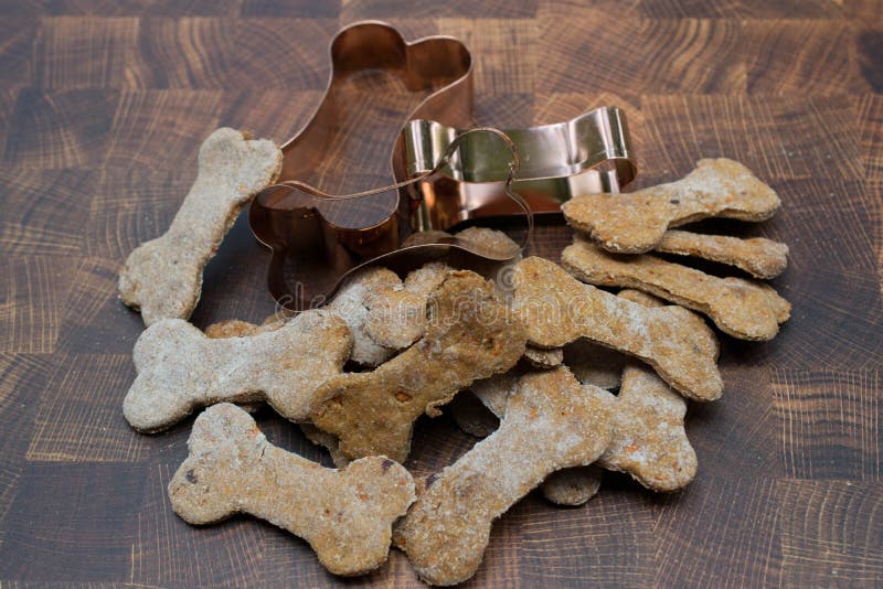 Biscoitos caseiros de cão com cortadores de biscoitos.