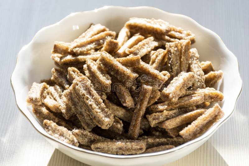Biscoitos de Rye em uma tabela na luz solar fotos de stock Biscoitos de Rye em uma tabela na luz solar fotos de stock