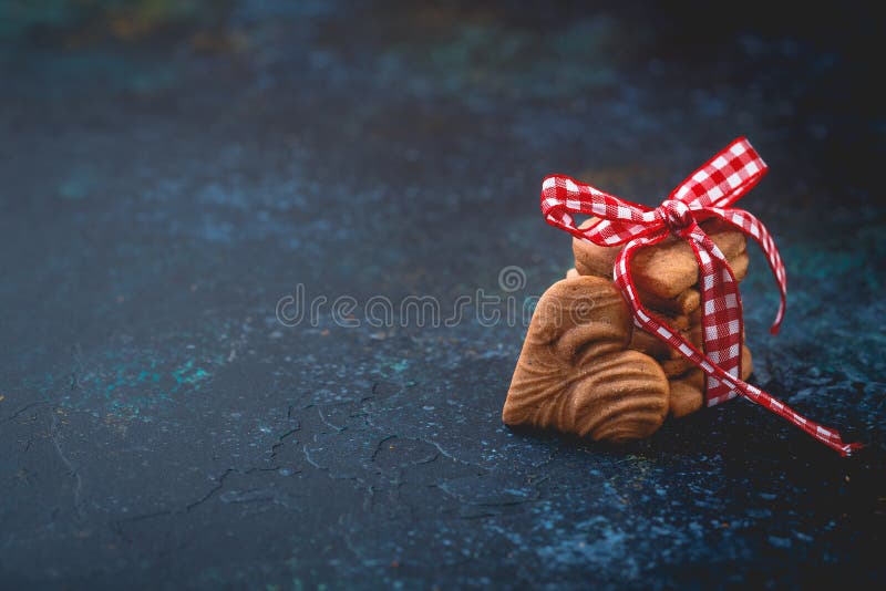 Biscoitos em forma de Coração Gengibre para o Dia dos Namorados fotografia de stock Biscoitos em forma de Coração Gengibre para o Dia dos Namorados fotografia de stock