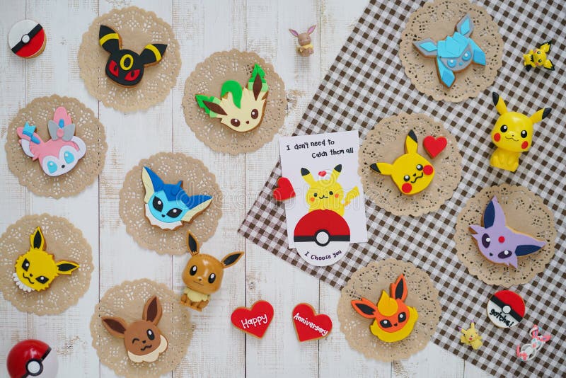 Biscotti al forno. vista dall'alto dei biscotti appena confezionati in pokémon con pikachu eevee e amici fotografie stock libere da diritti