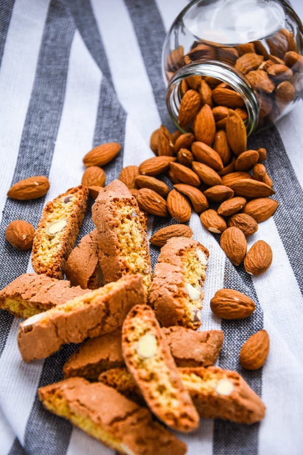 Biscotti , Cantuccini Cookie Biscuits Mit Mandeln , Backwaren Stockbild ...