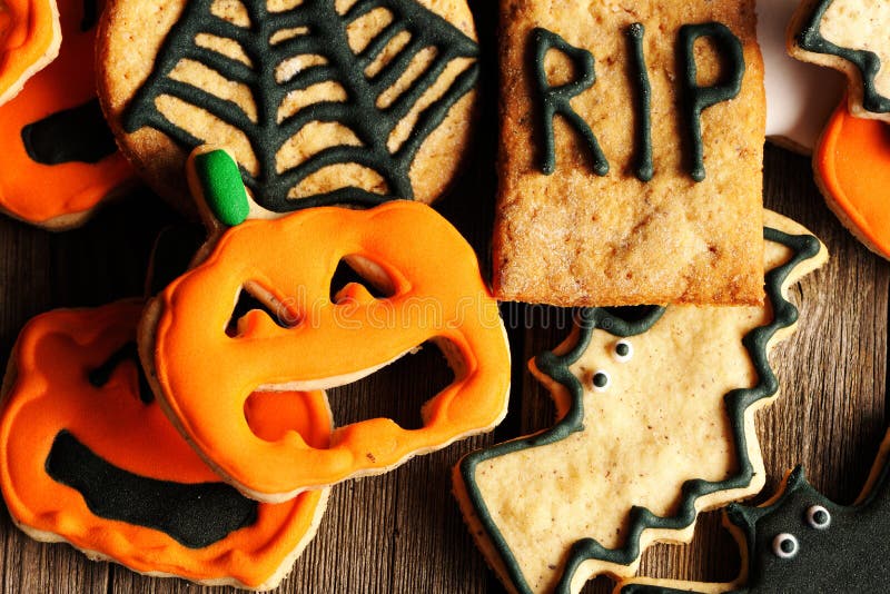 Biscotti casalinghi del pan di zenzero di Halloween fotografia stock libera da diritti Biscotti casalinghi del pan di zenzero di Halloween fotografia stock libera da diritti