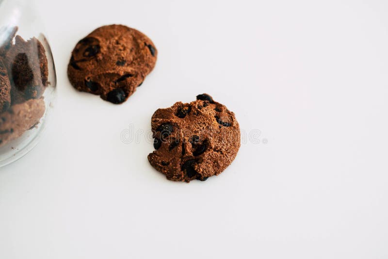 Biscotti con cioccolato su un fondo bianco fotografia stock Biscotti con cioccolato su un fondo bianco fotografia stock