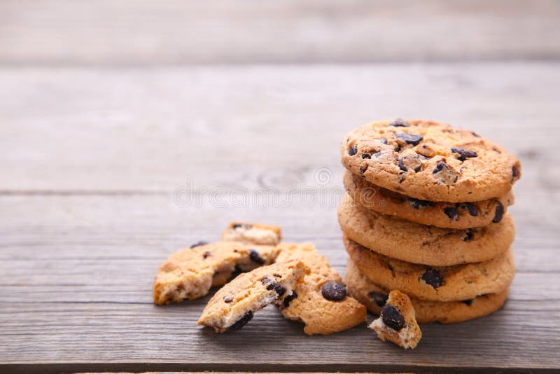 Biscotti del cioccolato sulla tavola grigia Colpo dei biscotti di pepita di cioccolato immagine stock Biscotti del cioccolato sulla tavola grigia Colpo dei biscotti di pepita di cioccolato immagine stock