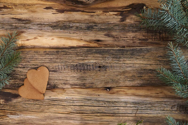 Biscotti del pan di zenzero di Natale ed albero di Natale casalinghi su un fondo di legno fotografia stock libera da diritti Biscotti del pan di zenzero di Natale ed albero di Natale casalinghi su un fondo di legno fotografia stock libera da diritti