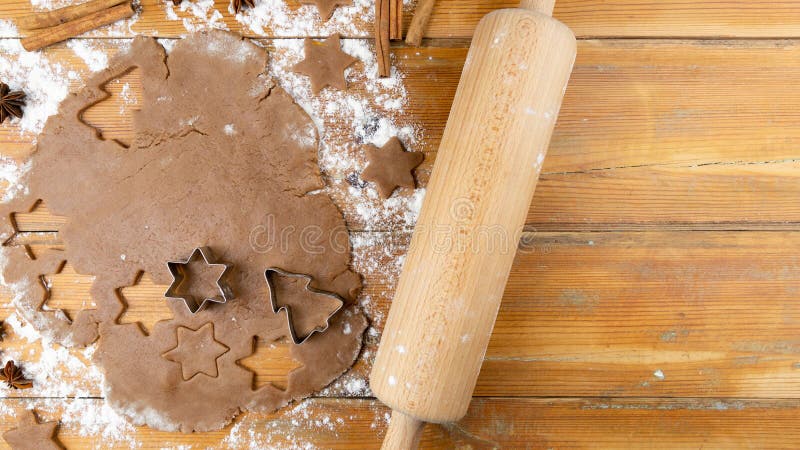 Biscotti del pan di zenzero di Natale: Pasta del pan di zenzero, forme bollenti immagini stock libere da diritti Biscotti del pan di zenzero di Natale: Pasta del pan di zenzero, forme bollenti immagini stock libere da diritti