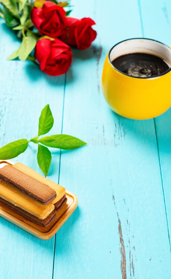 Biscotti del panino con la tazza di caffè nella mattina come prima colazione fotografia stock Biscotti del panino con la tazza di caffè nella mattina come prima colazione fotografia stock