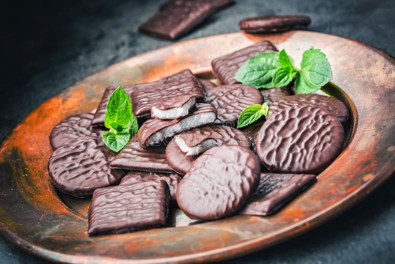 Biscotti della menta piperita del cioccolato Menta peppermint mentolo Cioccolato nero con la crema della menta piperita Cioccolat fotografia stock libera da diritti Biscotti della menta piperita del cioccolato Menta peppermint mentolo Cioccolato nero con la crema della menta piperita Cioccolat fotografia stock libera da diritti