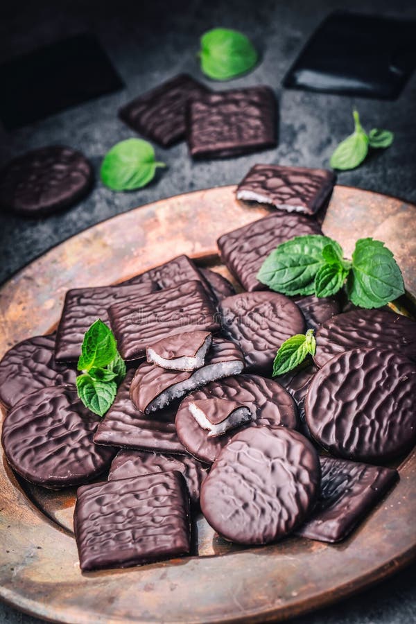 Biscotti della menta piperita del cioccolato Menta peppermint mentolo Cioccolato nero con la crema della menta piperita Cioccolat immagini stock Biscotti della menta piperita del cioccolato Menta peppermint mentolo Cioccolato nero con la crema della menta piperita Cioccolat immagini stock
