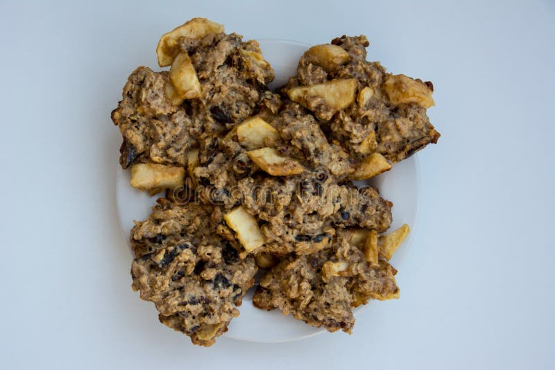 Biscotti di farina d'avena casalinghi sul piatto sui precedenti bianchi fotografia stock libera da diritti Biscotti di farina d'avena casalinghi sul piatto sui precedenti bianchi fotografia stock libera da diritti