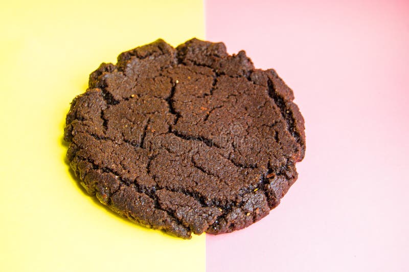 Biscotti di pepita di cioccolato americani, biscotti saporiti famosi tradizionali su fondo rosa e giallo pastello fotografie stock Biscotti di pepita di cioccolato americani, biscotti saporiti famosi tradizionali su fondo rosa e giallo pastello fotografie stock