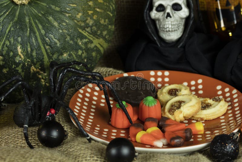 Biscotti e decorazione placcati di Halloween immagine stock libera da diritti Biscotti e decorazione placcati di Halloween immagine stock libera da diritti