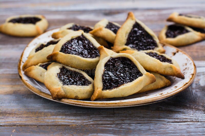 Biscotti ebrei tradizionali di Hamantaschen con l'inceppamento della bacca Concetto di celebrazione di Purim fotografia stock libera da diritti Biscotti ebrei tradizionali di Hamantaschen con l'inceppamento della bacca Concetto di celebrazione di Purim fotografia stock libera da diritti