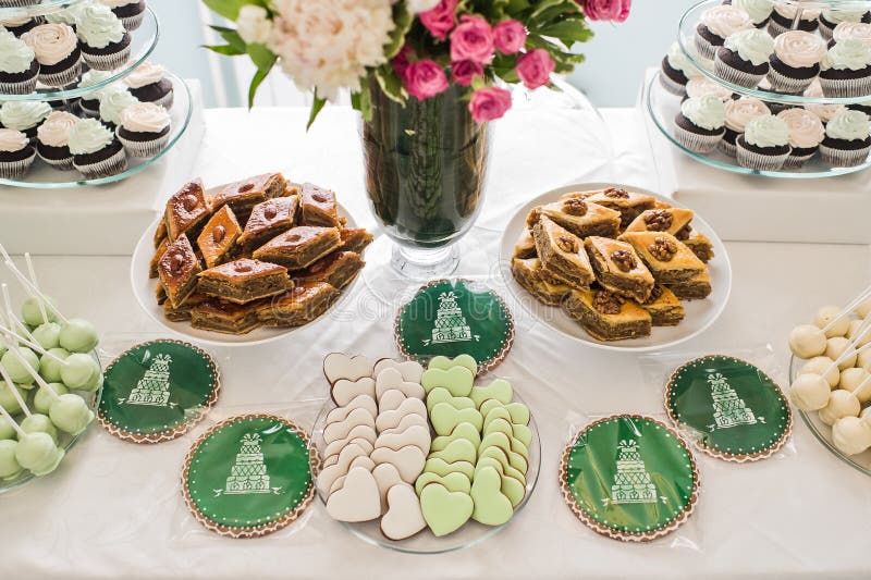 Biscotti in forma di cuore rosa e tavola verde e dolce nel ristorante fotografie stock libere da diritti Biscotti in forma di cuore rosa e tavola verde e dolce nel ristorante fotografie stock libere da diritti