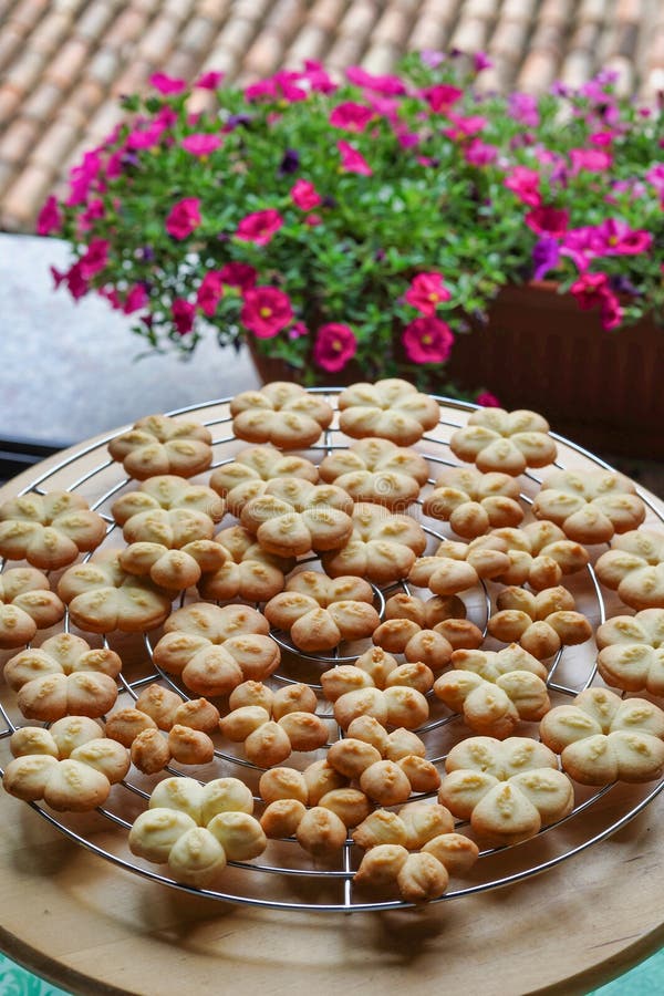 Biscotti a forma di fiore che si raffreddano sul davanzale. Gruppo di biscotti a forma di fiore che si raffredda sul davanzale