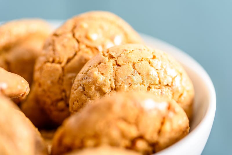 Biscotti Italiani Di Amaretti Su Una Tavola Bianca Fotografia Stock ...