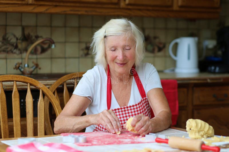 Grandma cookies. Бабушка печет печенье. Бабуси за столом. Бабушка за столом. Бабушка готовит.