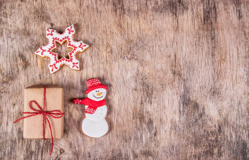 Biscotto del pan di zenzero e contenitore di regalo casalinghi su fondo di legno Dolci fatti a mano di festa Biscotti di natale C fotografie stock Biscotto del pan di zenzero e contenitore di regalo casalinghi su fondo di legno Dolci fatti a mano di festa Biscotti di natale C fotografie stock