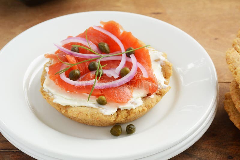 Biscuit gratuit de gluten avec le fromage de saumon fumé et fondu photographie stock Biscuit gratuit de gluten avec le fromage de saumon fumé et fondu photographie stock