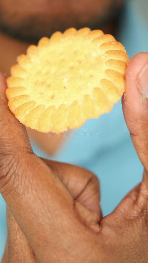 Biscuit tenu à la main avec texture détaillée en vue rapprochée clips vidéos