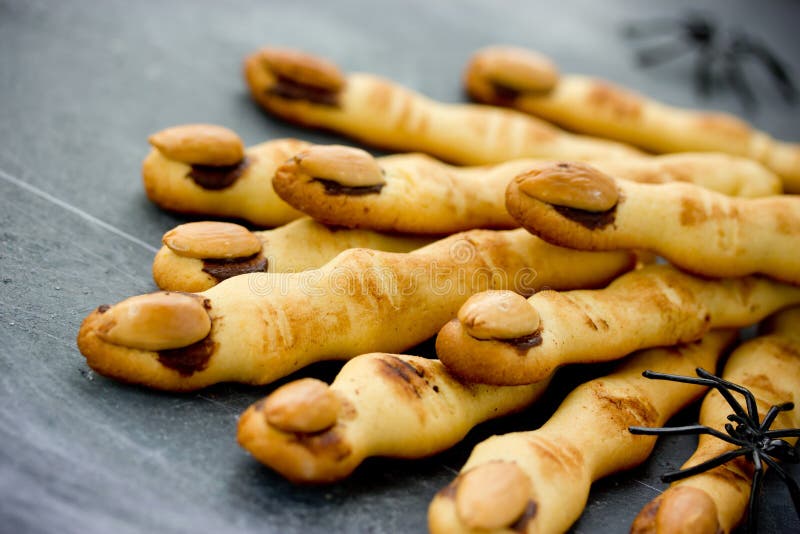 Biscuits de doigt de sorcière de Halloween pour les enfants, recette drôle pour Hallow images stock Biscuits de doigt de sorcière de Halloween pour les enfants, recette drôle pour Hallow images stock