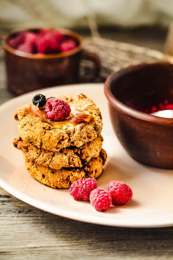Biscuits de farine d'avoine faits maison avec la banane, l'avoine, les écrous, les oeufs et la farine libres sur la table en bois photo libre de droits Biscuits de farine d'avoine faits maison avec la banane, l'avoine, les écrous, les oeufs et la farine libres sur la table en bois photo libre de droits