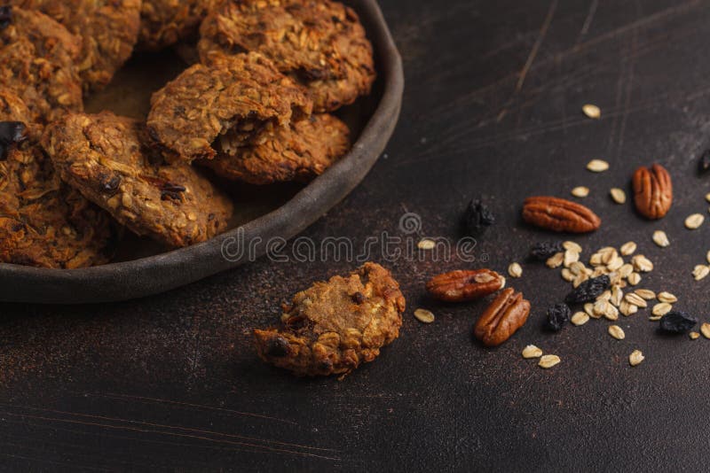 Biscuits de farine d'avoine faits maison de vegan avec des raisins secs, des noix de pécan et des dates H images libres de droits Biscuits de farine d'avoine faits maison de vegan avec des raisins secs, des noix de pécan et des dates H images libres de droits