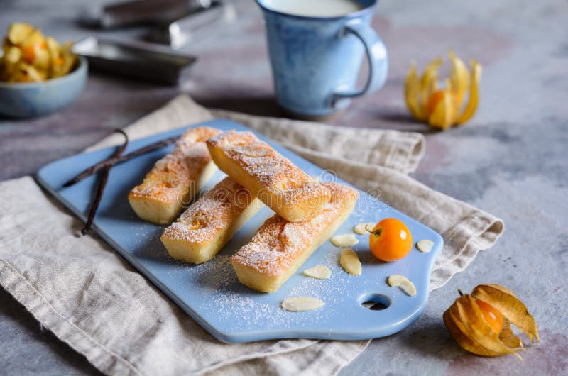 Biscuits de financier avec des flocons de Physalis et d'amande image libre de droits Biscuits de financier avec des flocons de Physalis et d'amande image libre de droits