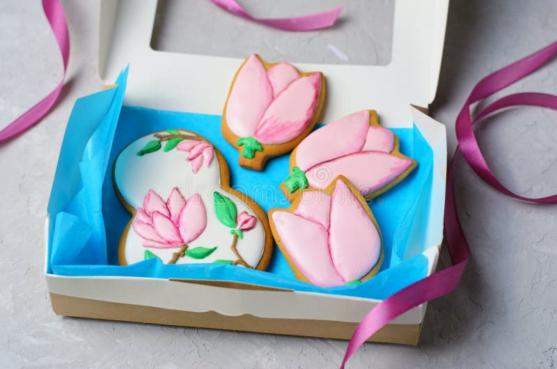 Biscuits de pain d'épice pour le 8 mars, le jour des femmes, biscuits faits main avec Sugar Icing images libres de droits Biscuits de pain d'épice pour le 8 mars, le jour des femmes, biscuits faits main avec Sugar Icing images libres de droits