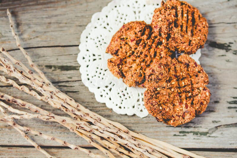 Biscuits entiers faits maison avec la farine d'avoine, le lin et les graines de s?same sur la table en bois rustique Biscuits ent image stock Biscuits entiers faits maison avec la farine d'avoine, le lin et les graines de s?same sur la table en bois rustique Biscuits ent image stock