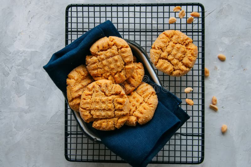 Biscuits faits maison de beurre d'arachide sur une grille Fond gris photos libres de droits Biscuits faits maison de beurre d'arachide sur une grille Fond gris photos libres de droits