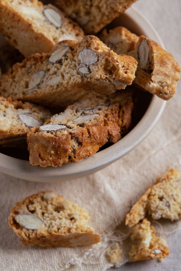 Biscuits italiens faits maison de biscuits de bonbons à amande de Biscotti Cantuccini sur le dessert léger de fond images stock Biscuits italiens faits maison de biscuits de bonbons à amande de Biscotti Cantuccini sur le dessert léger de fond images stock