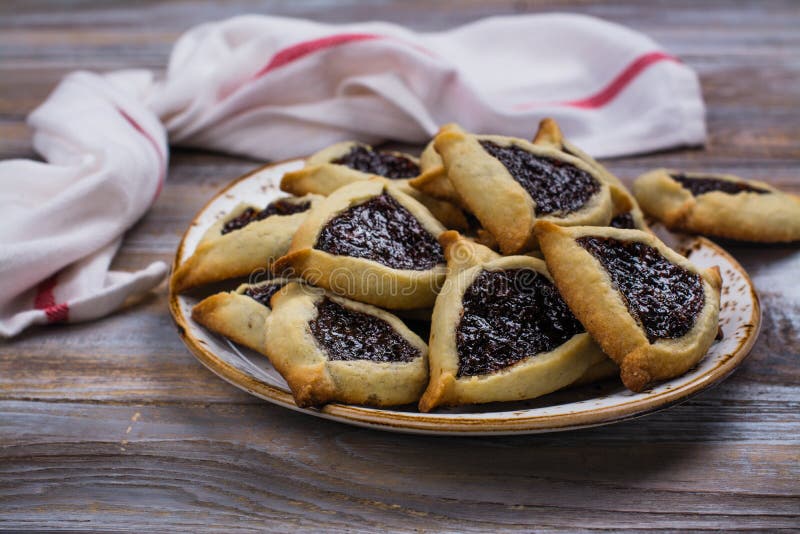 Biscuits juifs traditionnels de Hamantaschen avec de la confiture de baie Concept de célébration de Purim images stock Biscuits juifs traditionnels de Hamantaschen avec de la confiture de baie Concept de célébration de Purim images stock
