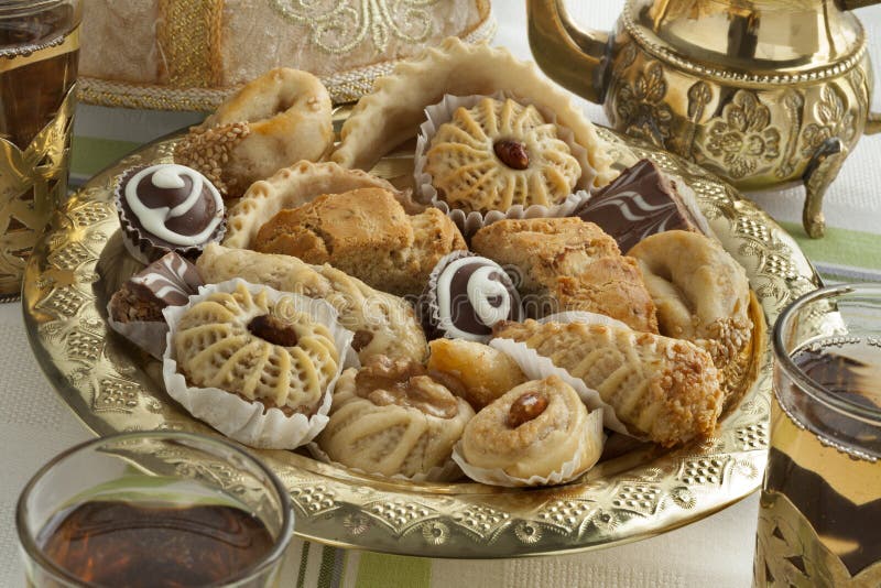 Biscuits marocains traditionnels avec le thé photos stock Biscuits marocains traditionnels avec le thé photos stock