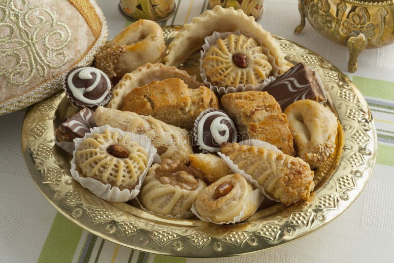 Biscuits marocains traditionnels avec le thé photo libre de droits Biscuits marocains traditionnels avec le thé photo libre de droits