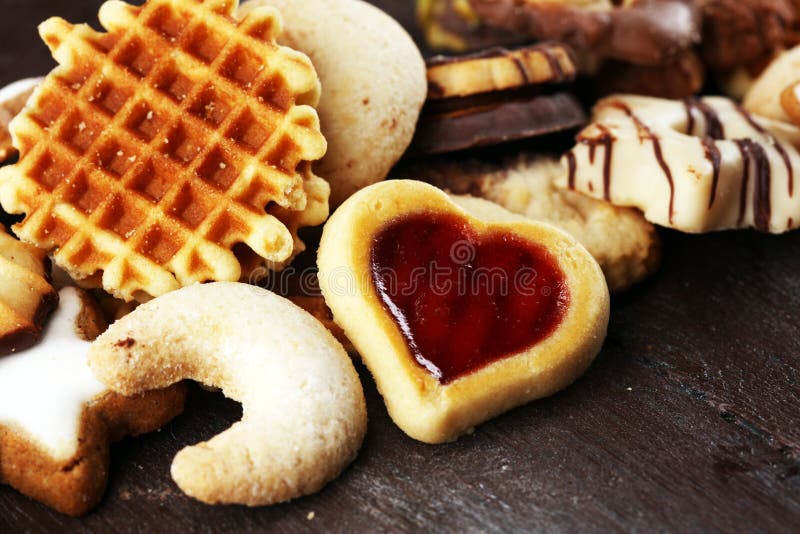Biscuits mélangés de Noël Mélange coloré des décorums Noël-orientés photos libres de droits Biscuits mélangés de Noël Mélange coloré des décorums Noël-orientés photos libres de droits