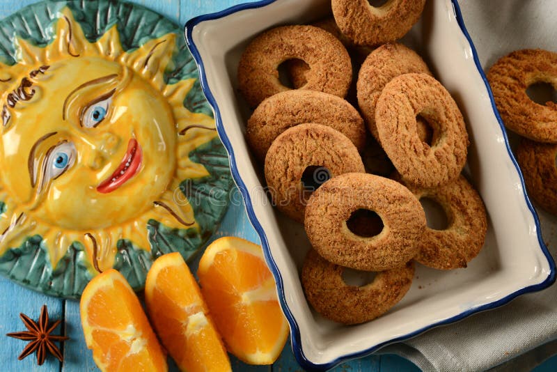 Biscuits oranges - recette sicilienne traditionnelle image libre de droits Biscuits oranges - recette sicilienne traditionnelle image libre de droits