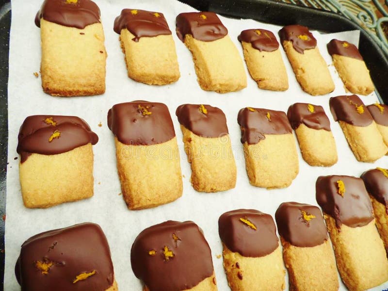 Biscuits sablés avec du chocolat plongé et l'entrain orange photographie stock libre de droits Biscuits sablés avec du chocolat plongé et l'entrain orange photographie stock libre de droits