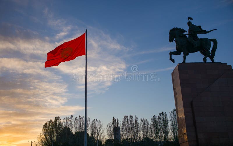 Bishkek Kirgizistan: Monument för Manas, hjälte av forntida kyrgyz epos, samman med nationell Kirgizistanflagga på Bishkek centra royaltyfria foton Bishkek Kirgizistan: Monument för Manas, hjälte av forntida kyrgyz epos, samman med nationell Kirgizistanflagga på Bishkek centra royaltyfria foton
